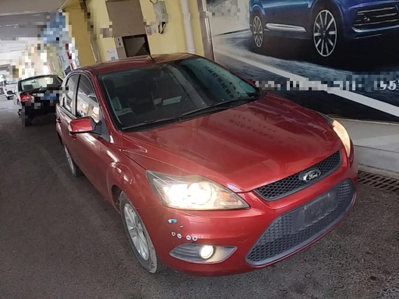 Ford Focus 2013 Hatchback Classic 1.8L Automatic Base Model — миниатюра 3