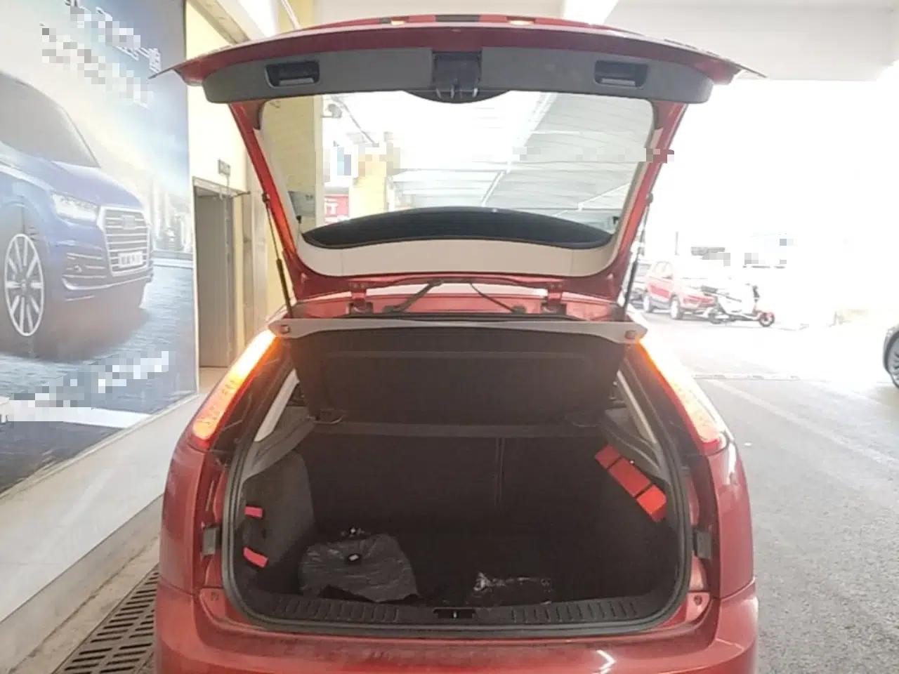 Ford Focus 2013 Hatchback Classic 1.8L Automatic Base Model — миниатюра 22
