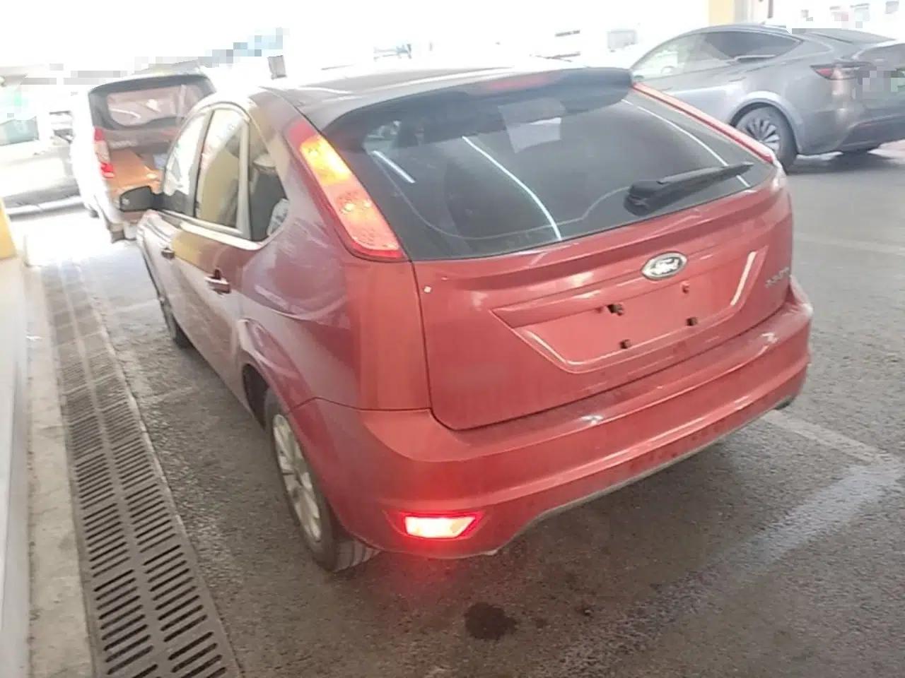 Ford Focus 2013 Hatchback Classic 1.8L Automatic Base Model — миниатюра 4