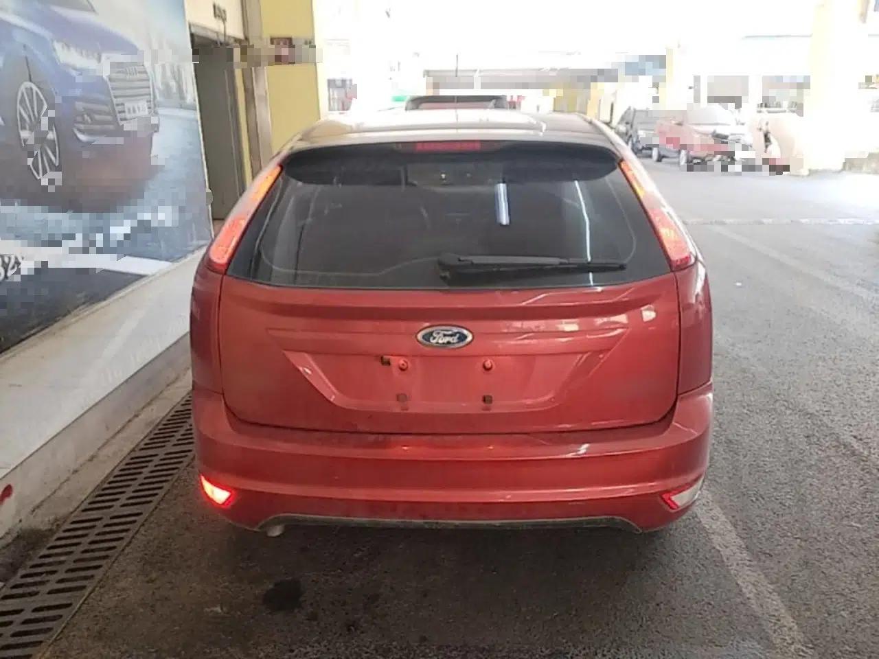 Ford Focus 2013 Hatchback Classic 1.8L Automatic Base Model — миниатюра 5