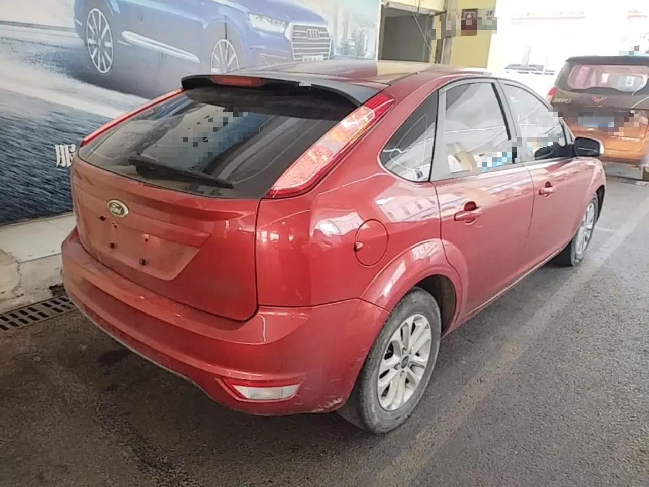 Ford Focus 2013 Hatchback Classic 1.8L Automatic Base Model — миниатюра 6