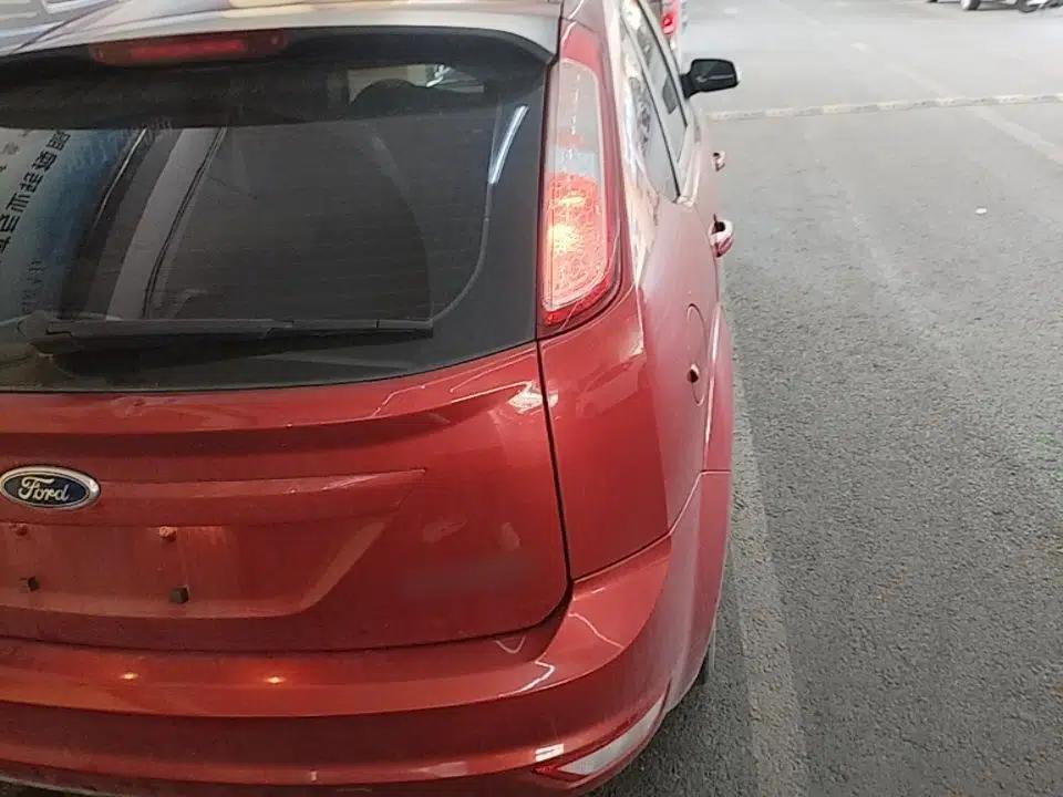 Ford Focus 2013 Hatchback Classic 1.8L Automatic Base Model — миниатюра 9