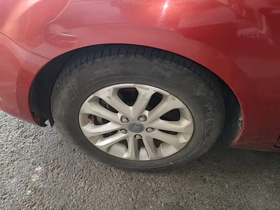 Ford Focus 2013 Hatchback Classic 1.8L Automatic Base Model — миниатюра 10