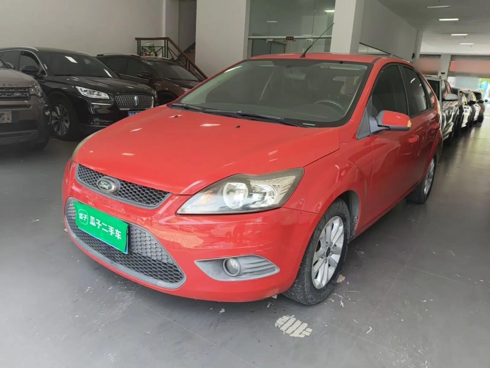 Ford Focus 2013 Hatchback Classic 1.8L Automatic Base Model — миниатюра 1