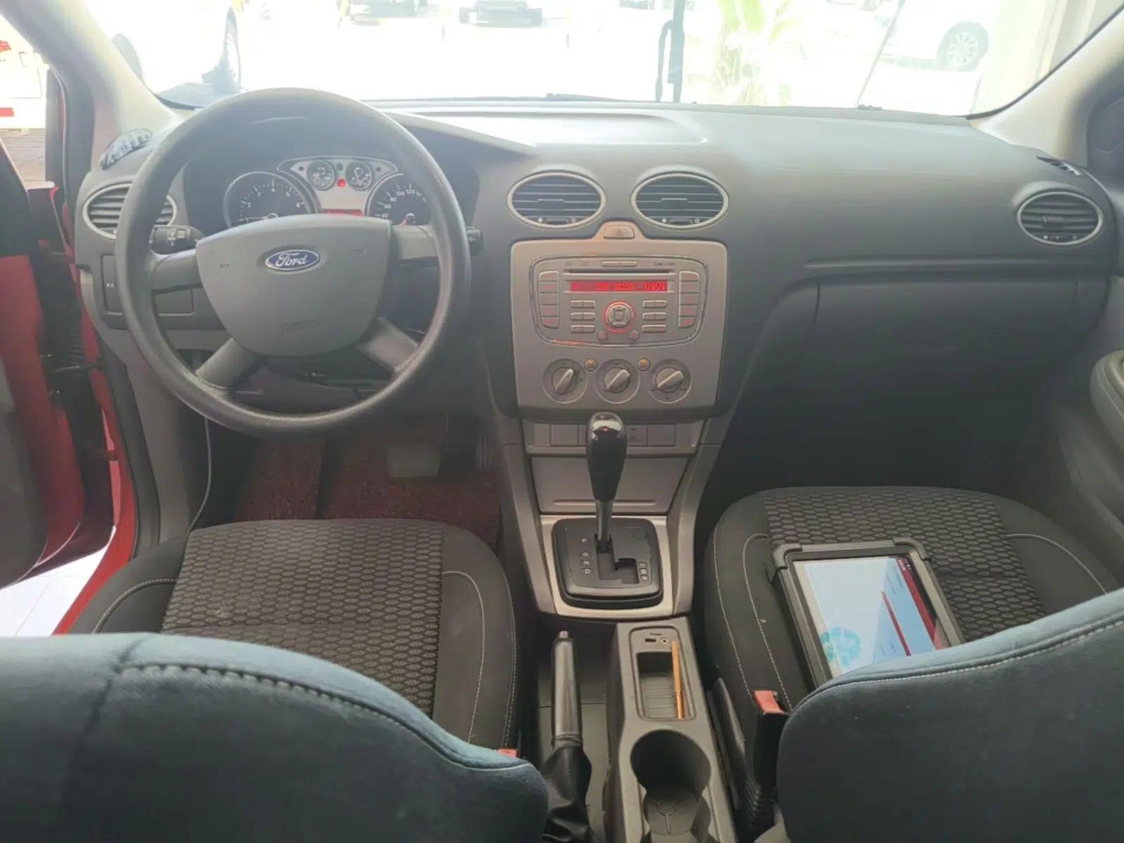Ford Focus 2013 Hatchback Classic 1.8L Automatic Base Model — миниатюра 12