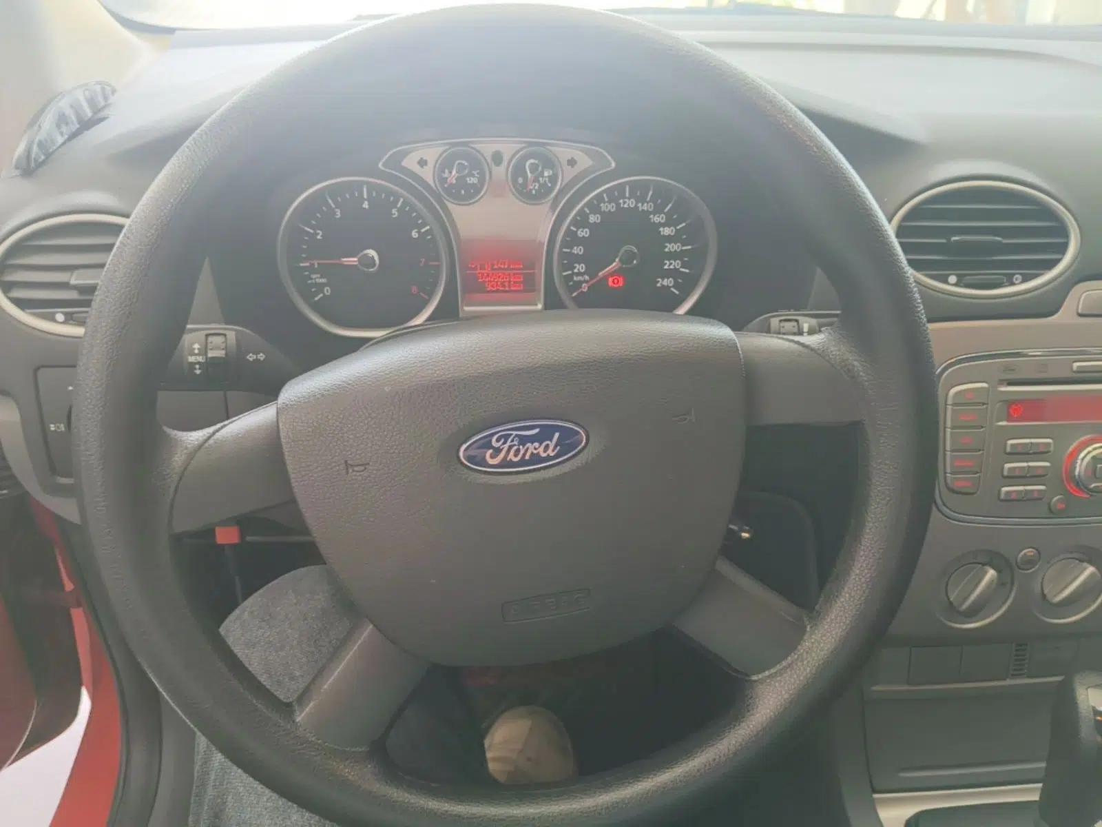 Ford Focus 2013 Hatchback Classic 1.8L Automatic Base Model — миниатюра 13