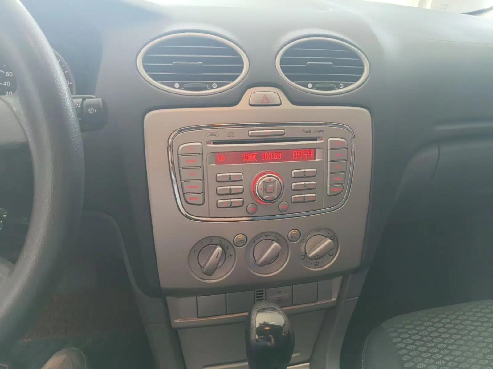 Ford Focus 2013 Hatchback Classic 1.8L Automatic Base Model — миниатюра 15