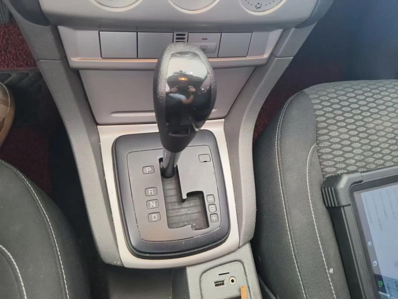 Ford Focus 2013 Hatchback Classic 1.8L Automatic Base Model — миниатюра 16