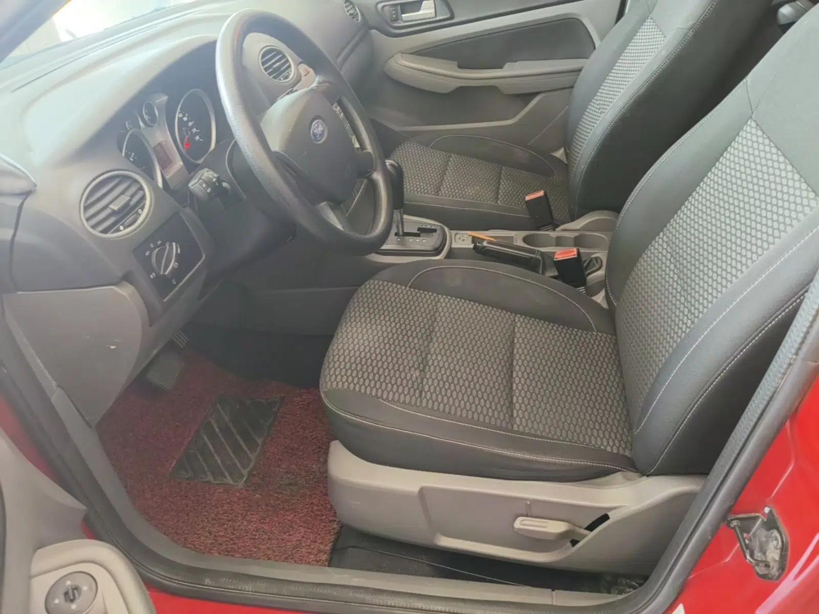 Ford Focus 2013 Hatchback Classic 1.8L Automatic Base Model — миниатюра 17