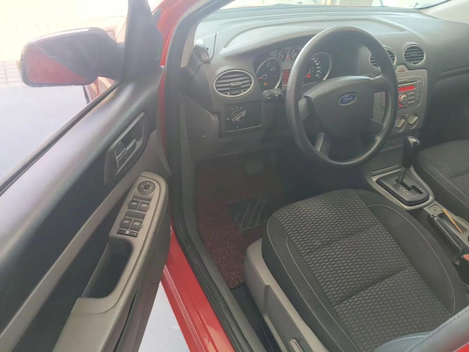 Ford Focus 2013 Hatchback Classic 1.8L Automatic Base Model — миниатюра 18
