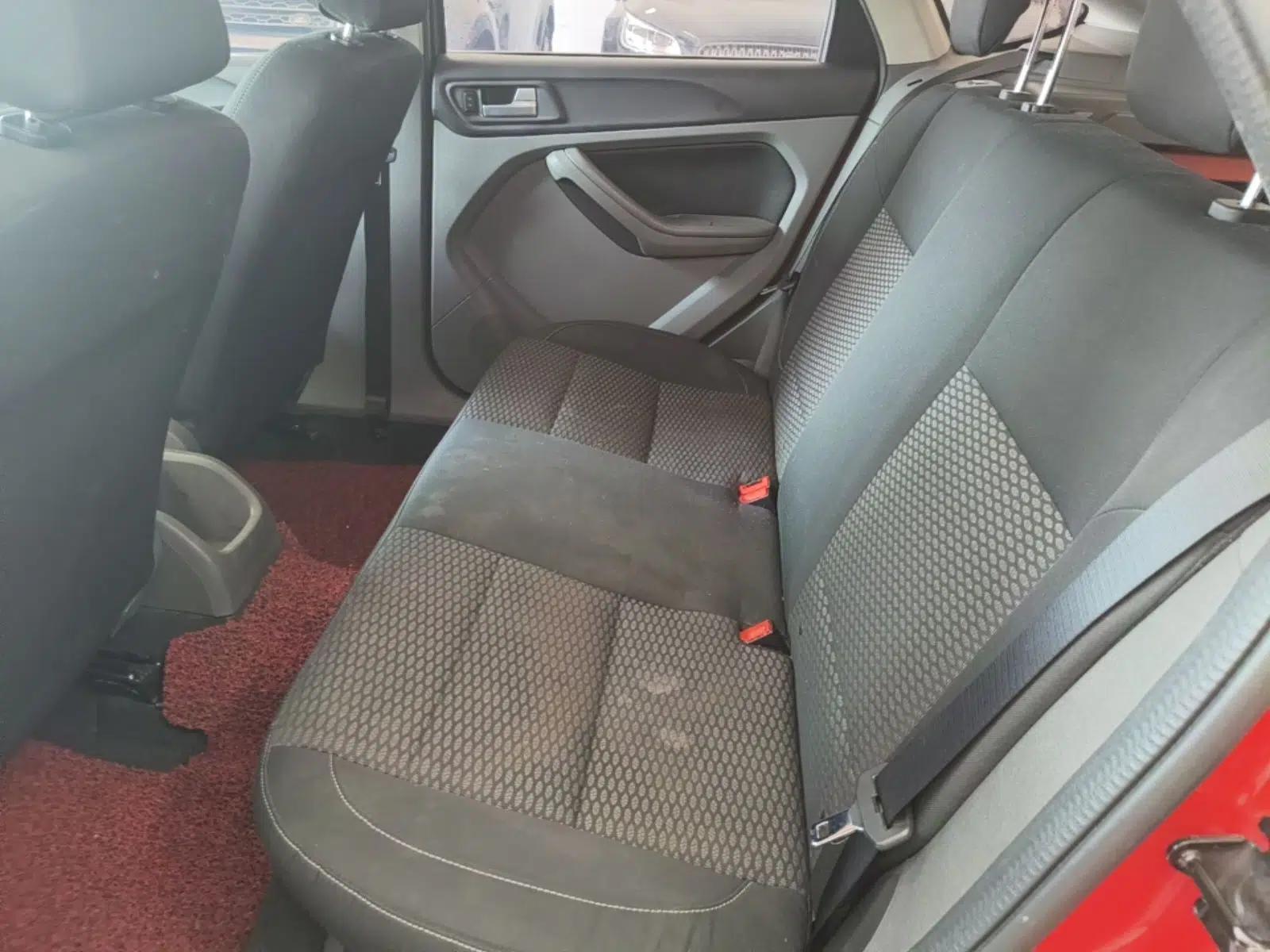Ford Focus 2013 Hatchback Classic 1.8L Automatic Base Model — миниатюра 20