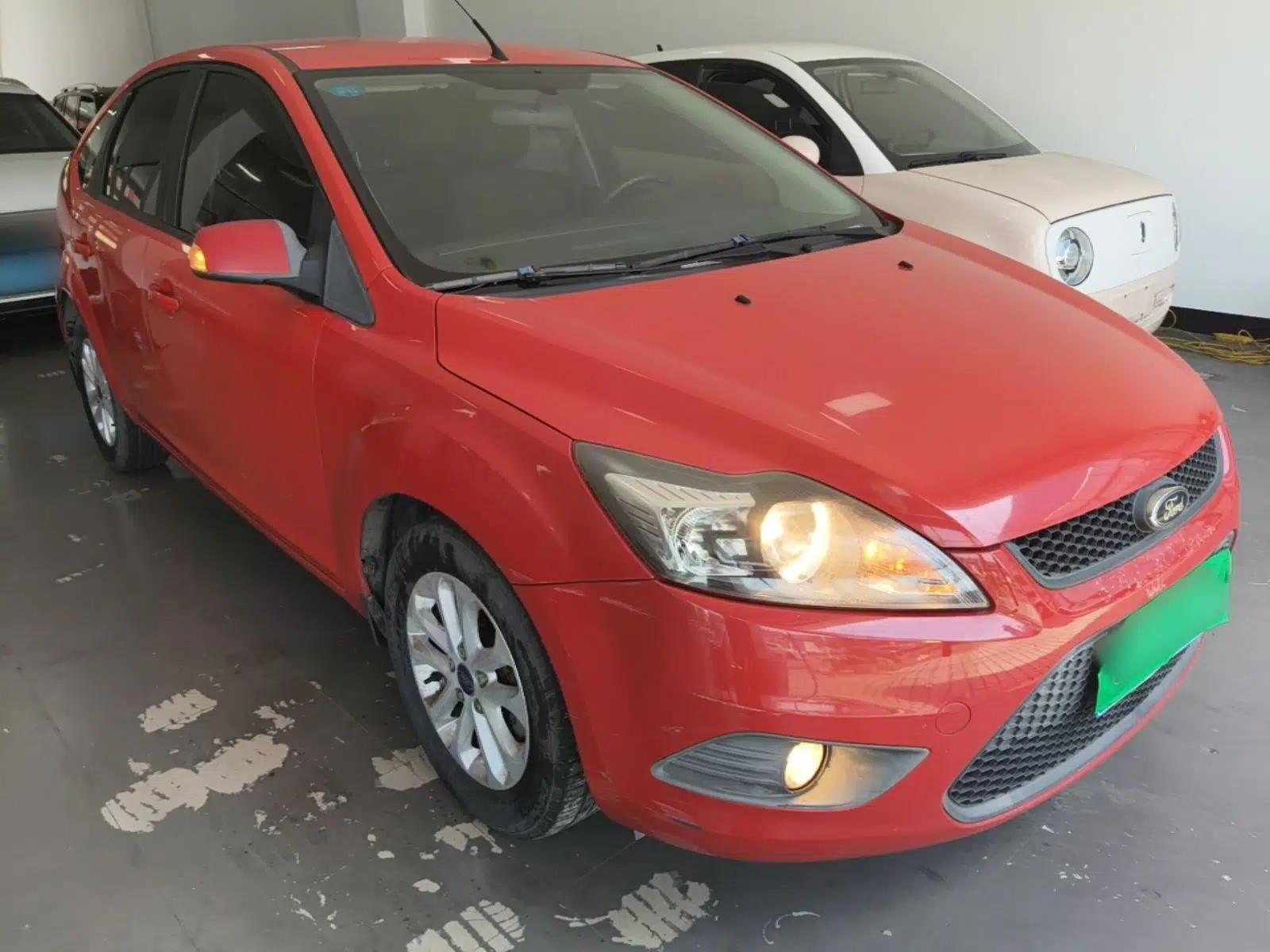 Ford Focus 2013 Hatchback Classic 1.8L Automatic Base Model — миниатюра 3