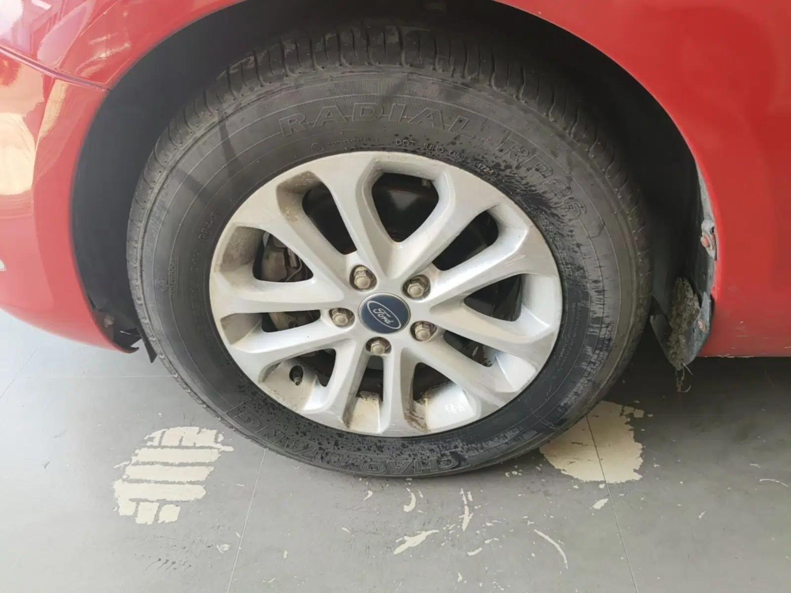 Ford Focus 2013 Hatchback Classic 1.8L Automatic Base Model — миниатюра 10