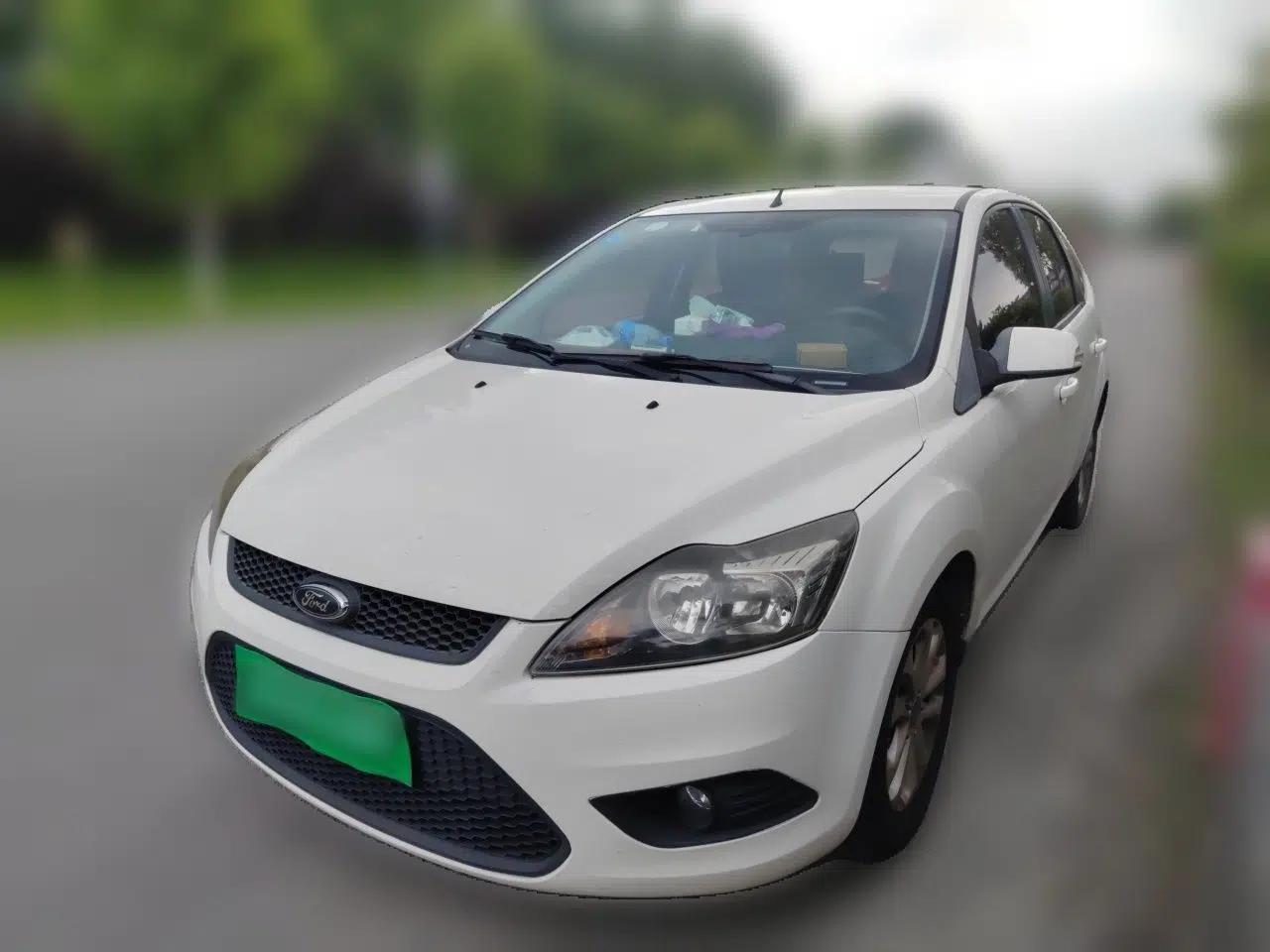 Ford Focus 2012 Hatchback Classic 1.8L Automatic Base Model — миниатюра 1