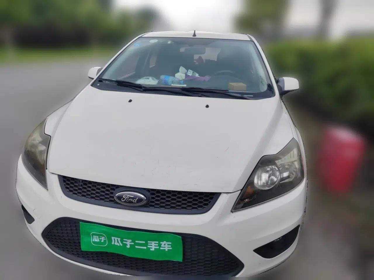 Ford Focus 2012 Hatchback Classic 1.8L Automatic Base Model — миниатюра 2