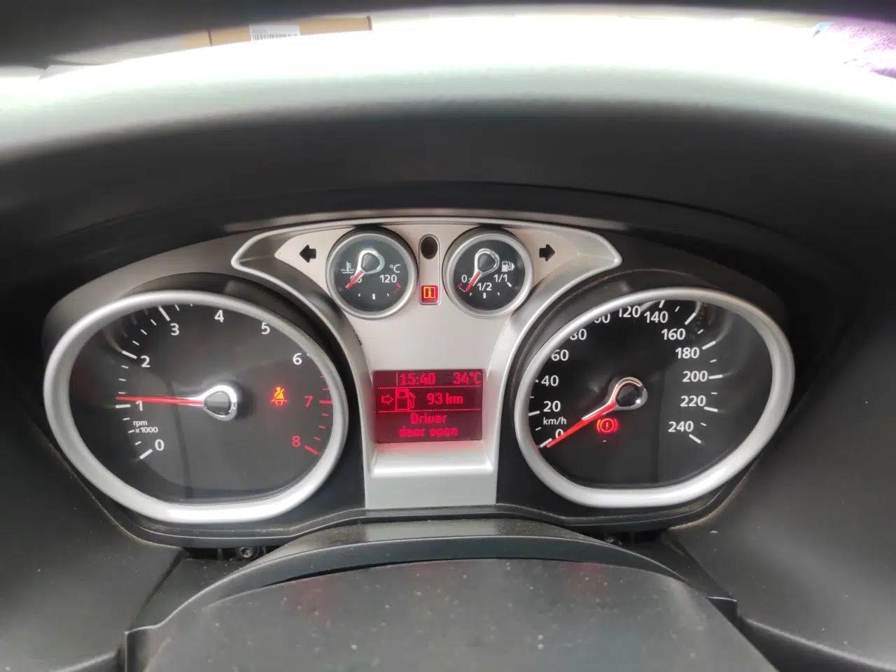 Ford Focus 2012 Hatchback Classic 1.8L Automatic Base Model — миниатюра 11