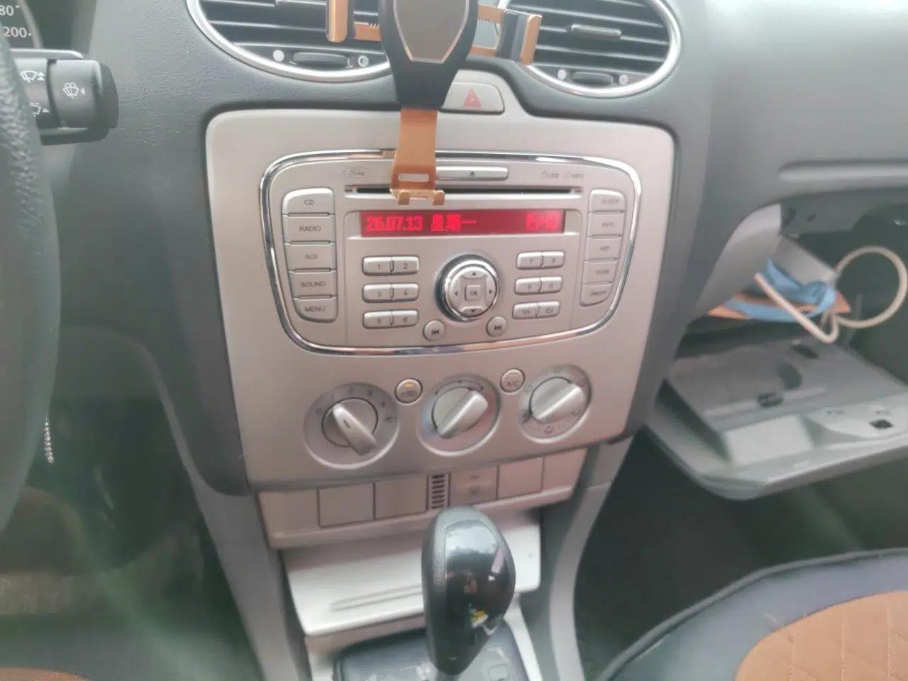 Ford Focus 2012 Hatchback Classic 1.8L Automatic Base Model — миниатюра 13