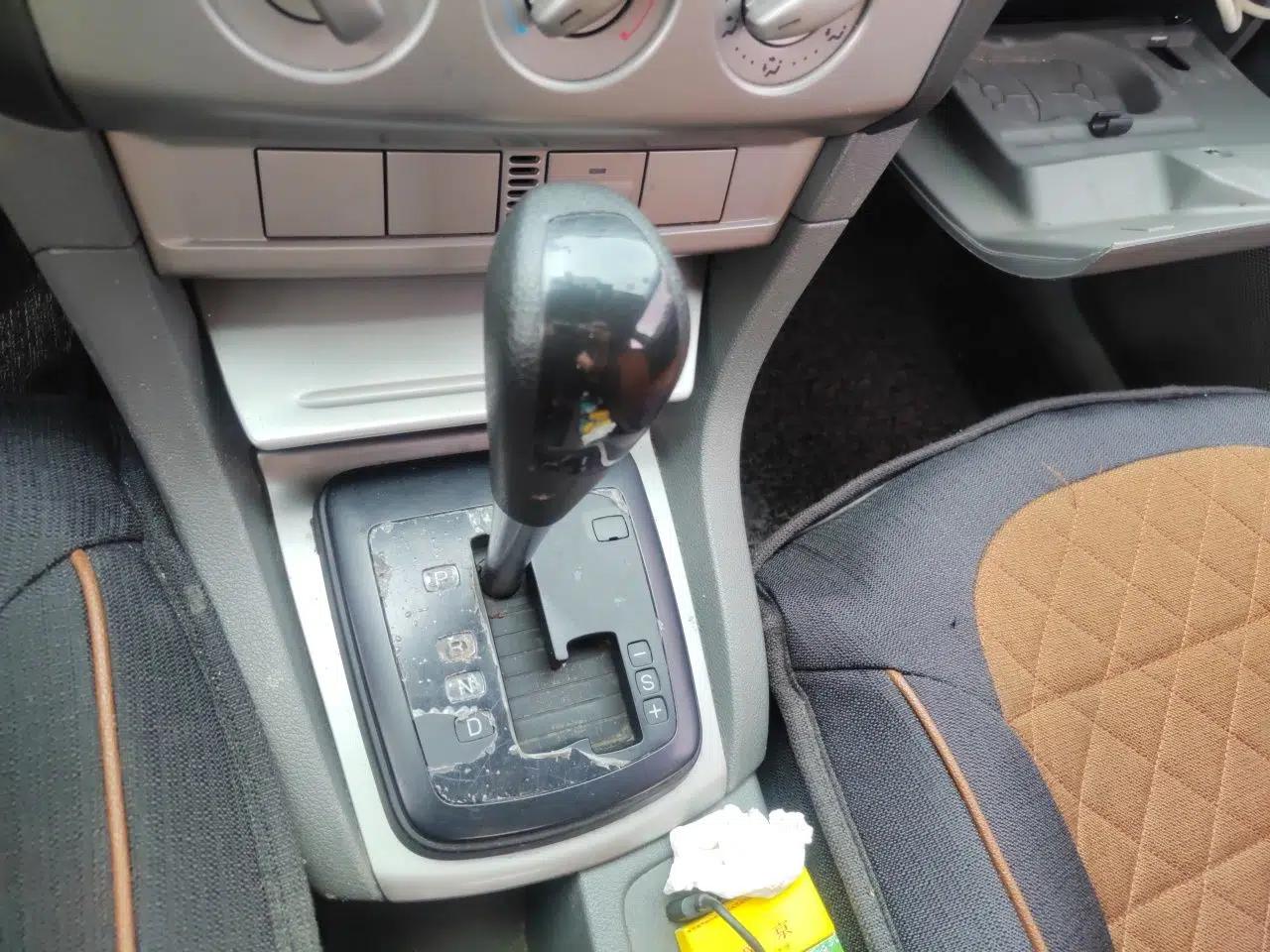Ford Focus 2012 Hatchback Classic 1.8L Automatic Base Model — миниатюра 14