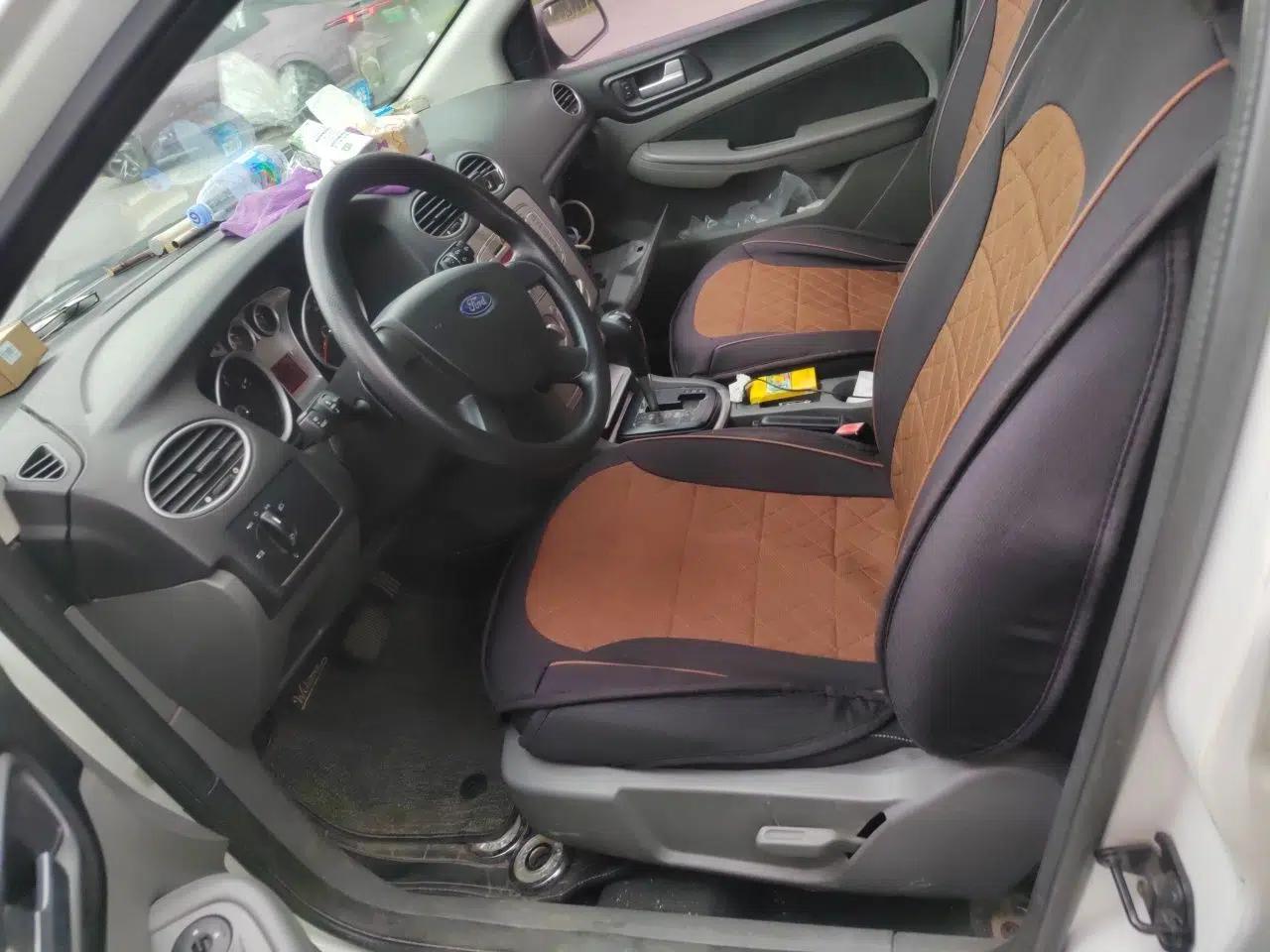 Ford Focus 2012 Hatchback Classic 1.8L Automatic Base Model — миниатюра 15