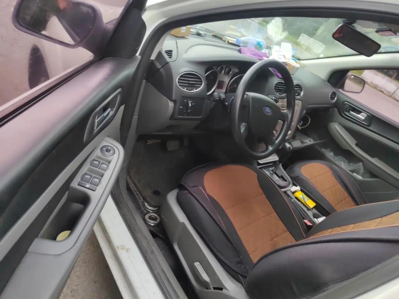 Ford Focus 2012 Hatchback Classic 1.8L Automatic Base Model — миниатюра 16