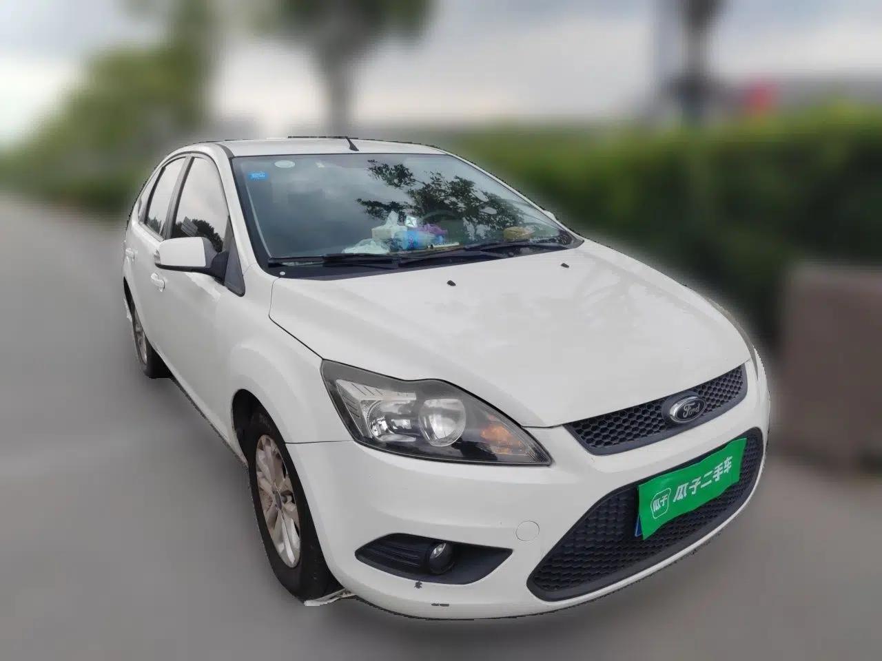 Ford Focus 2012 Hatchback Classic 1.8L Automatic Base Model — миниатюра 3