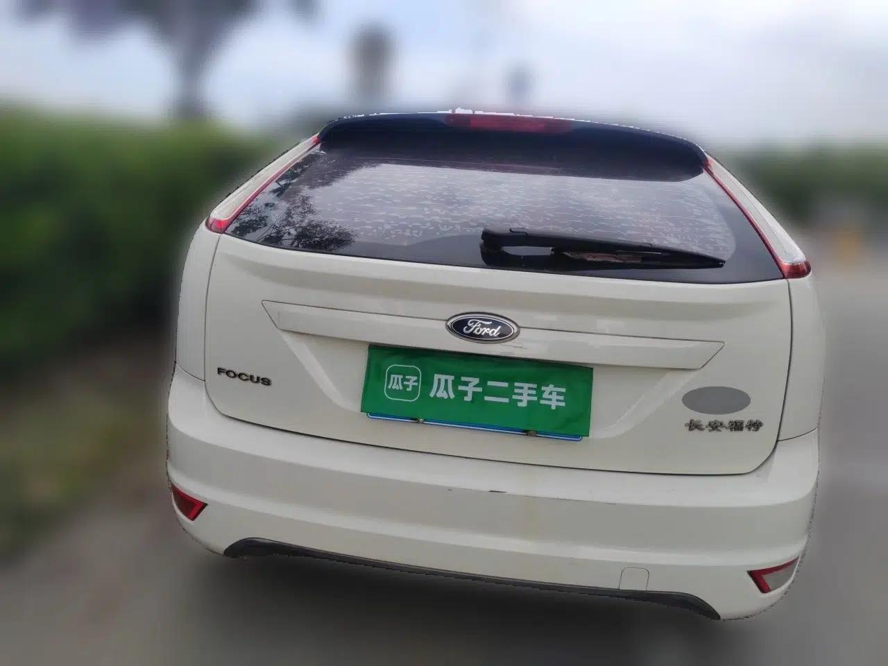 Ford Focus 2012 Hatchback Classic 1.8L Automatic Base Model — миниатюра 5