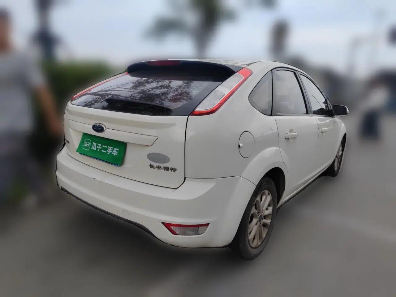 Ford Focus 2012 Hatchback Classic 1.8L Automatic Base Model — миниатюра 6