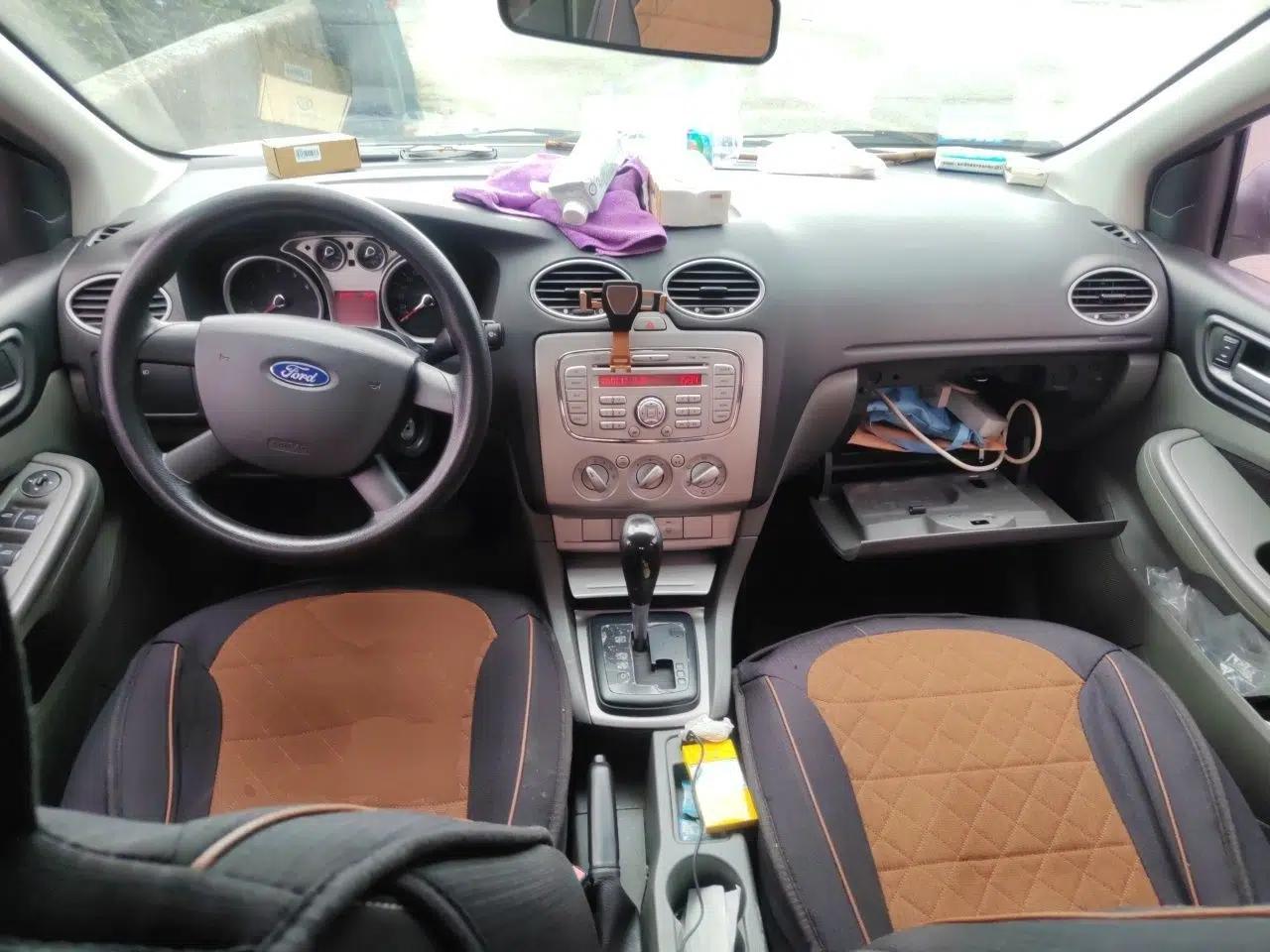 Ford Focus 2012 Hatchback Classic 1.8L Automatic Base Model — миниатюра 9