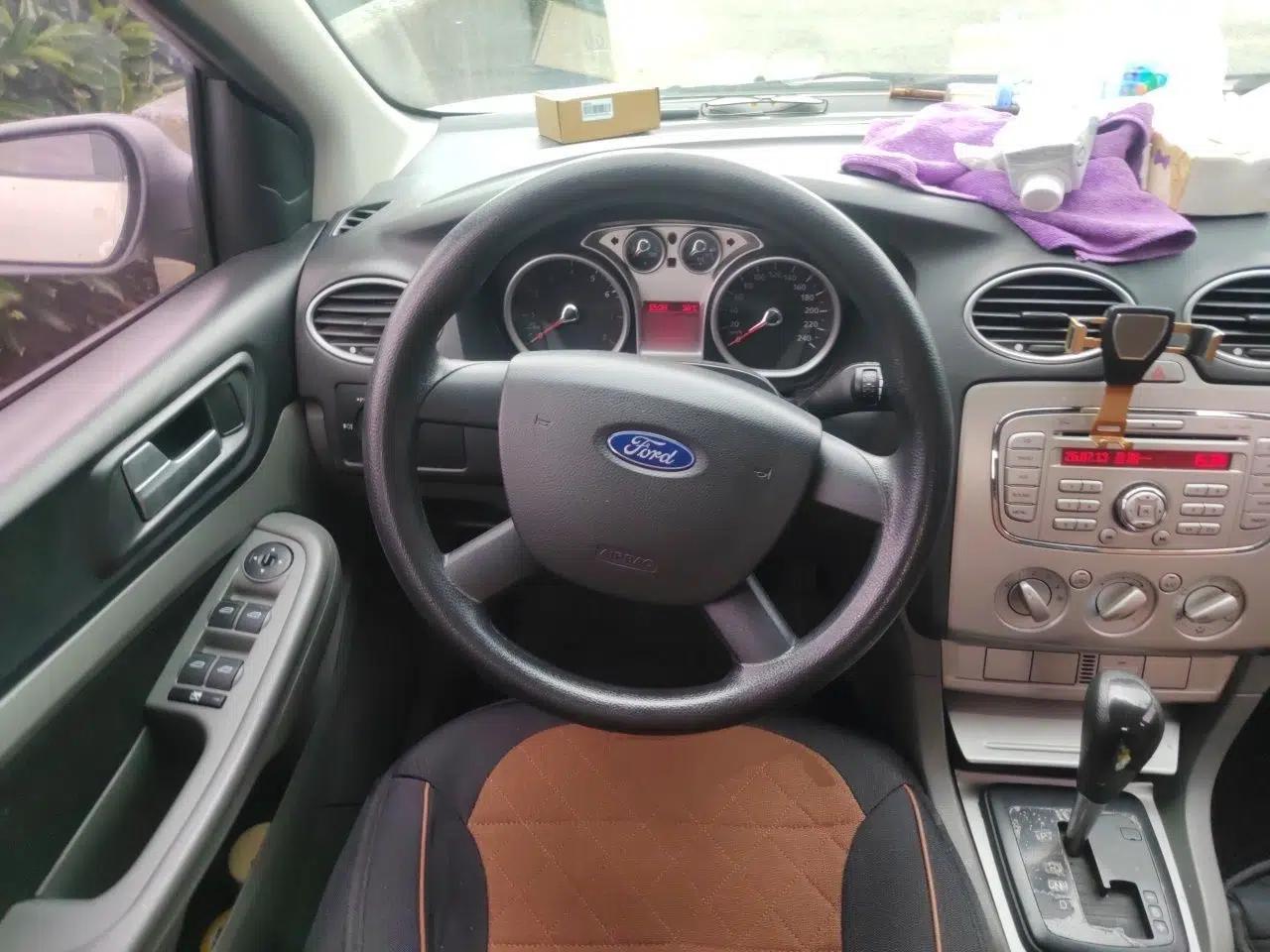 Ford Focus 2012 Hatchback Classic 1.8L Automatic Base Model — миниатюра 10