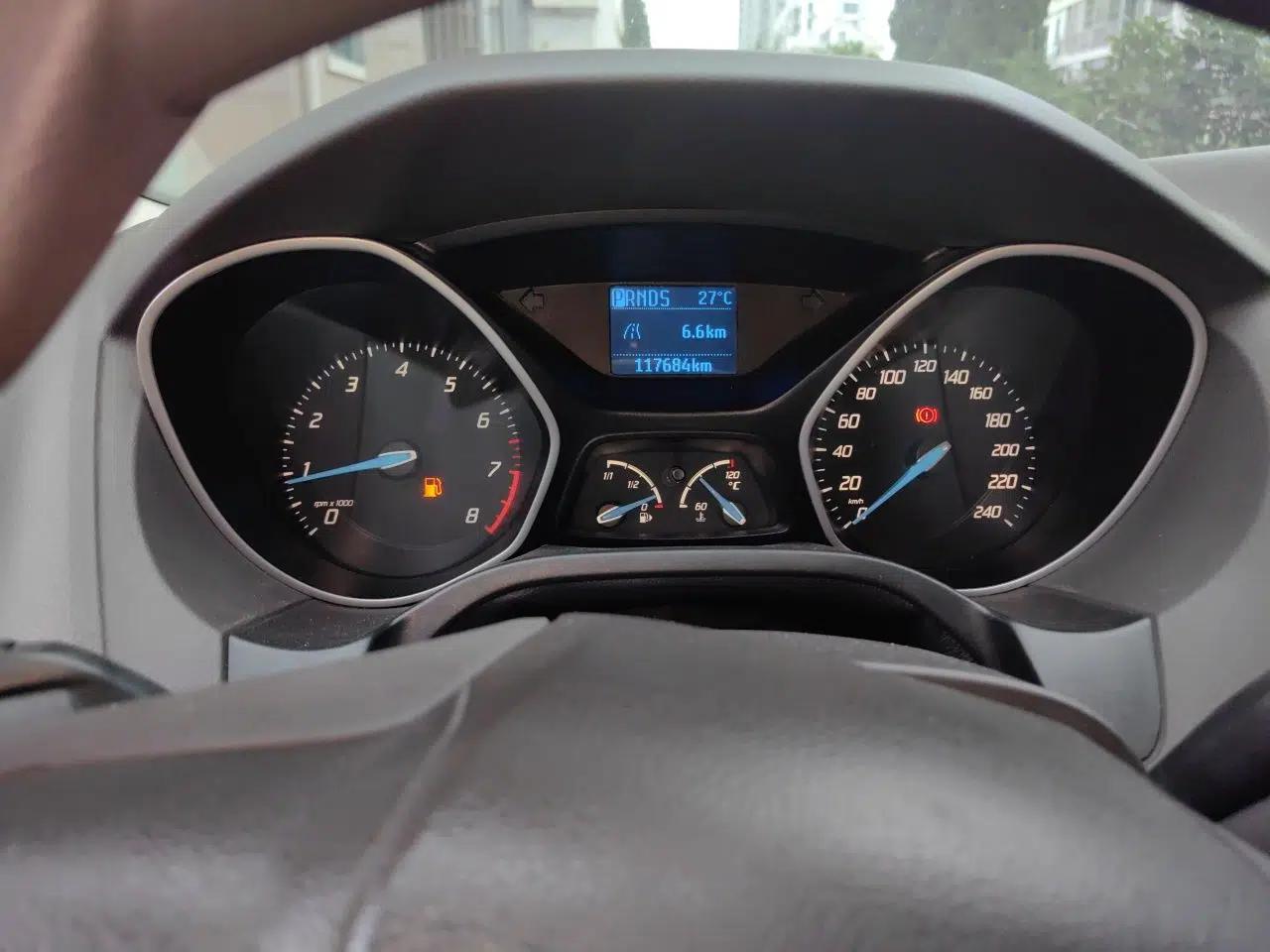 Ford Focus 2012 Sedan 1.6L Automatic Comfort Model — миниатюра 11