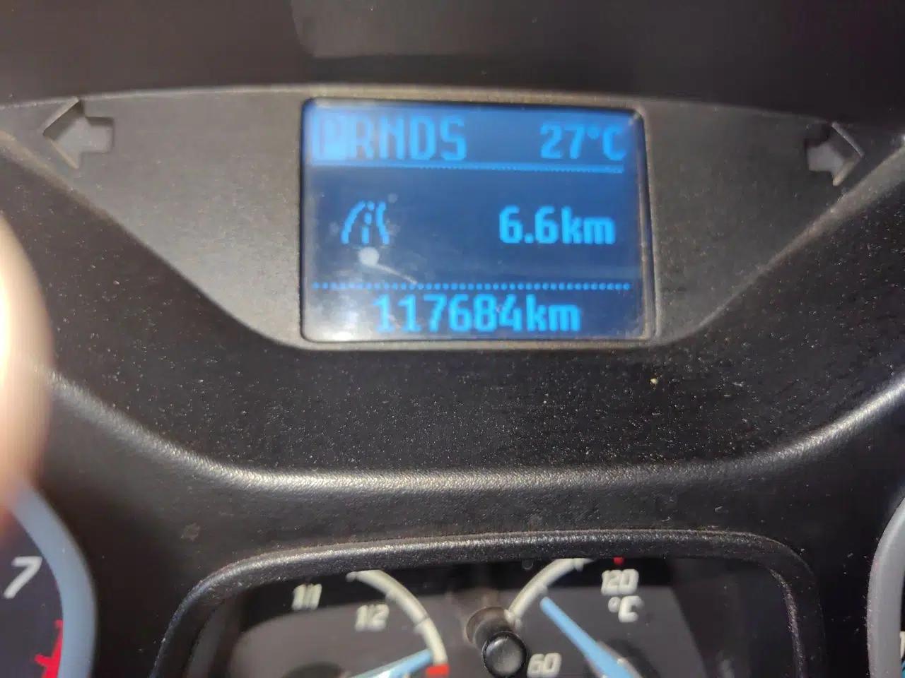Ford Focus 2012 Sedan 1.6L Automatic Comfort Model — миниатюра 12