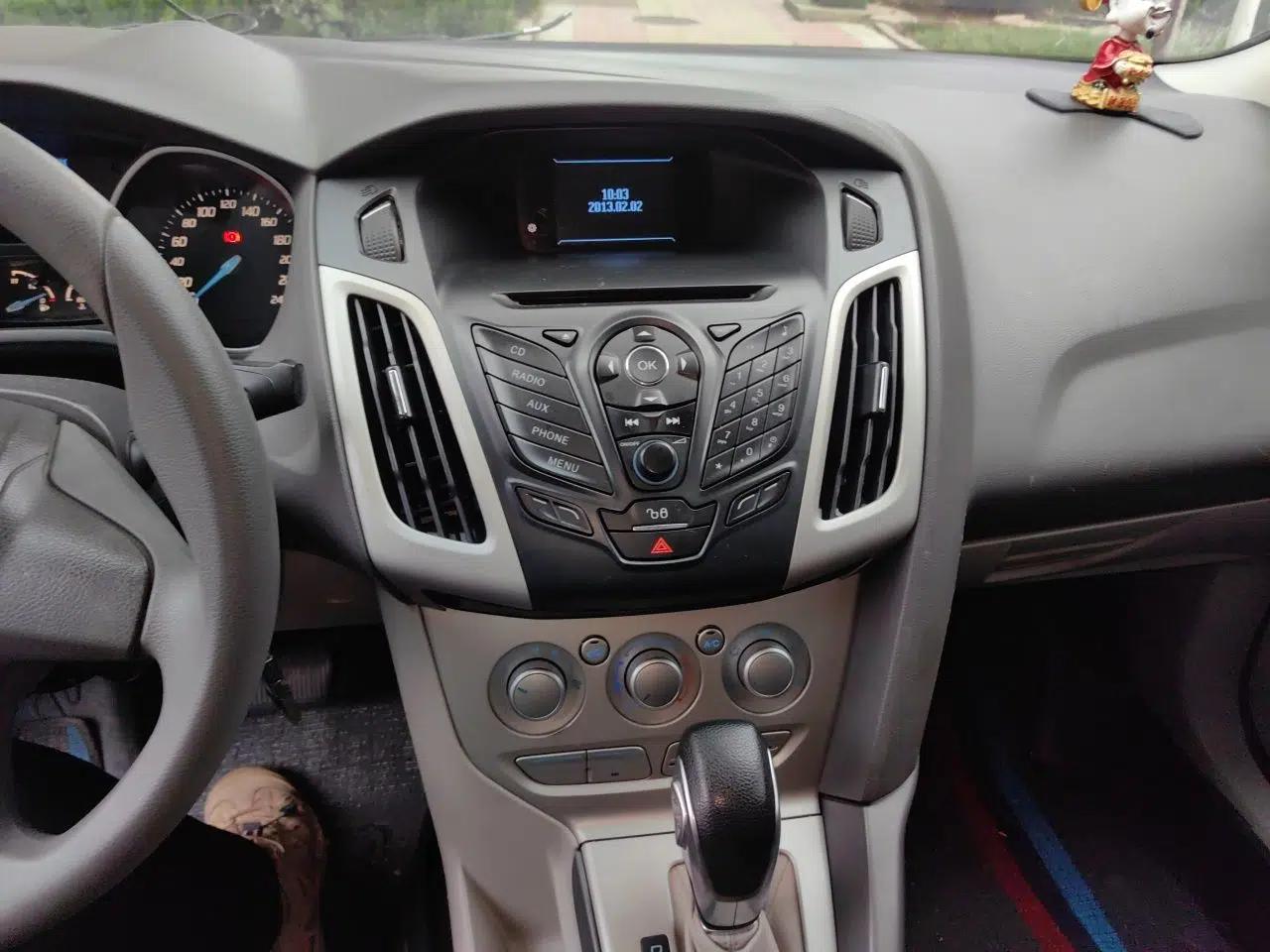 Ford Focus 2012 Sedan 1.6L Automatic Comfort Model — миниатюра 13