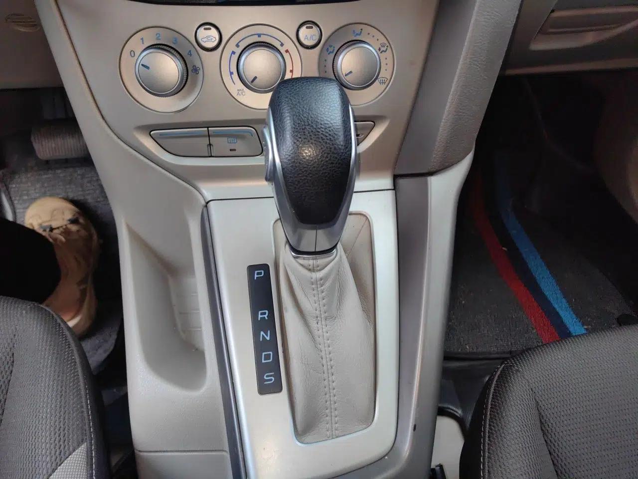 Ford Focus 2012 Sedan 1.6L Automatic Comfort Model — миниатюра 14