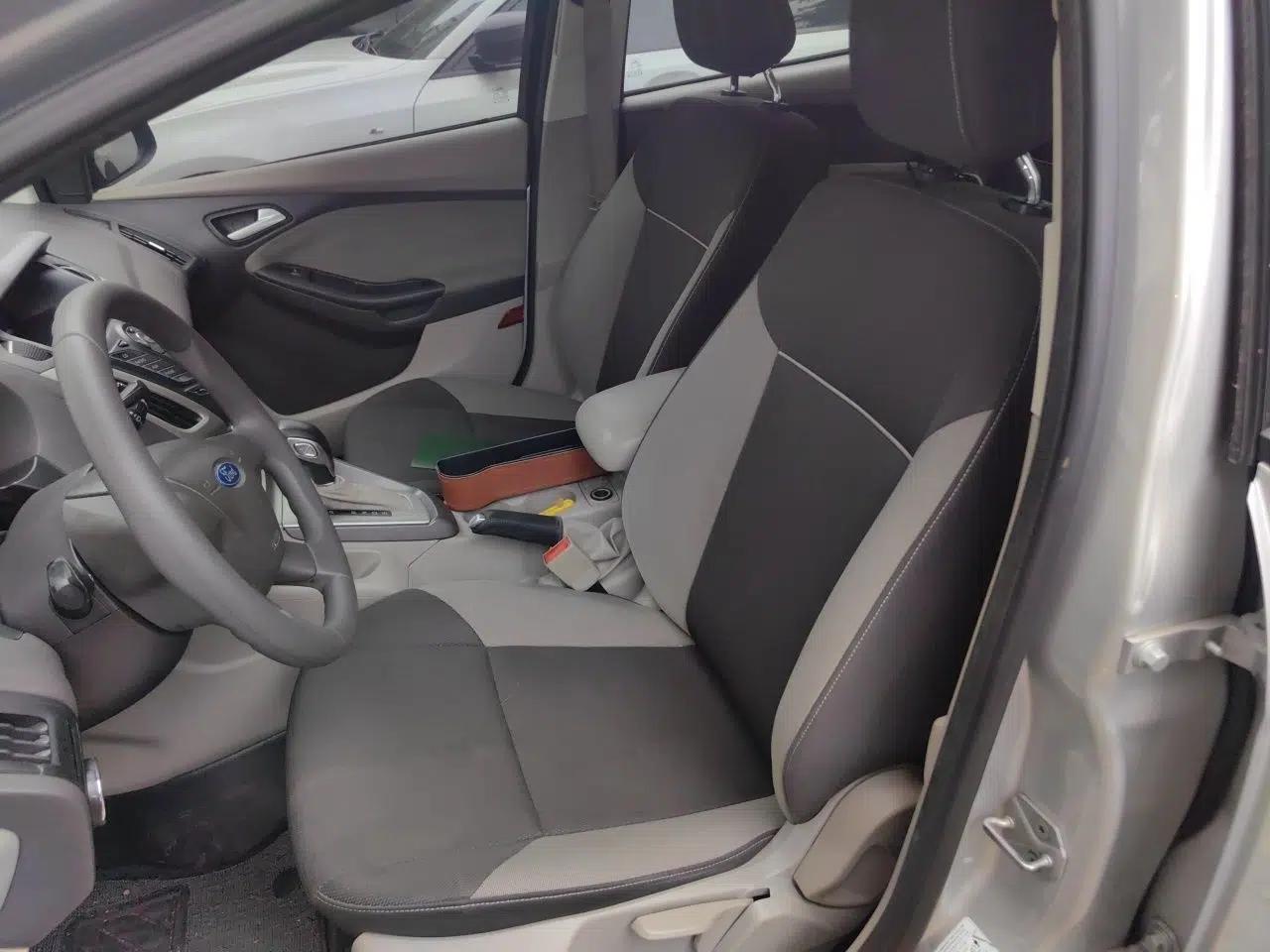 Ford Focus 2012 Sedan 1.6L Automatic Comfort Model — миниатюра 15