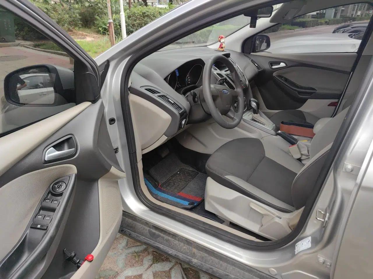 Ford Focus 2012 Sedan 1.6L Automatic Comfort Model — миниатюра 16