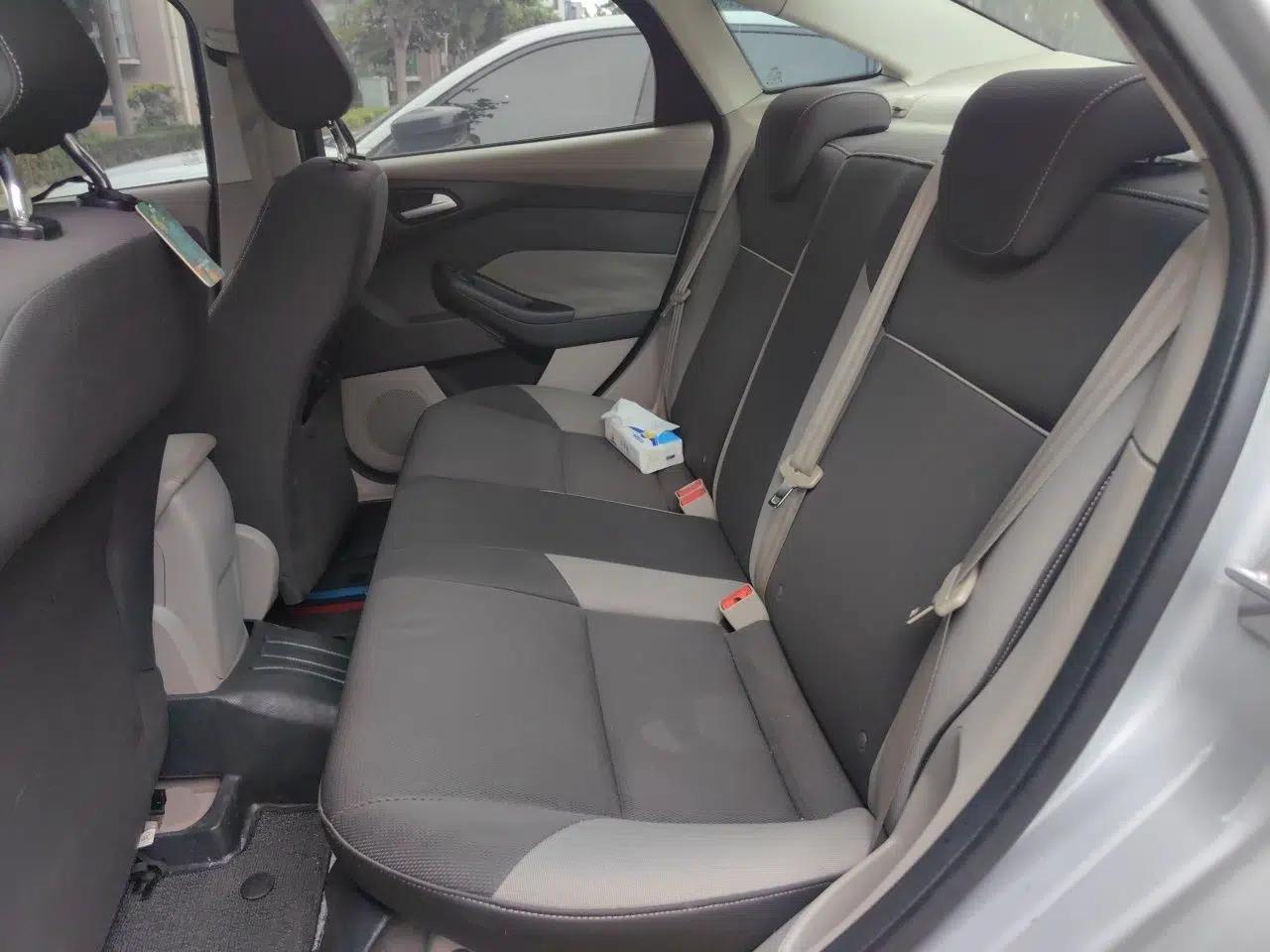 Ford Focus 2012 Sedan 1.6L Automatic Comfort Model — миниатюра 17