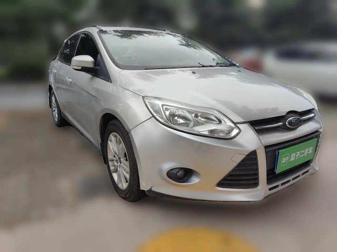 Ford Focus 2012 Sedan 1.6L Automatic Comfort Model — миниатюра 3