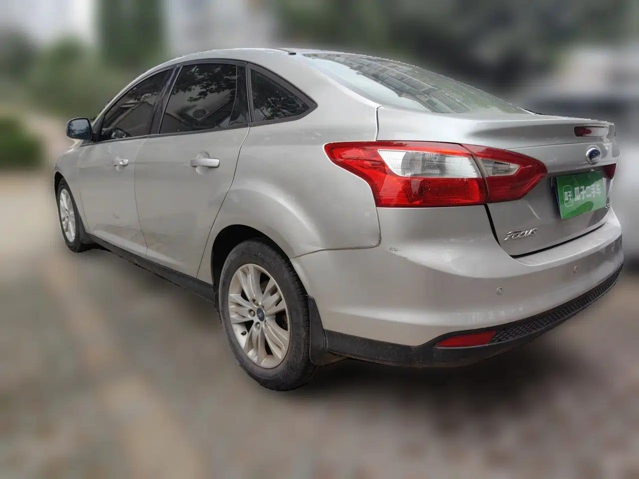 Ford Focus 2012 Sedan 1.6L Automatic Comfort Model — миниатюра 4