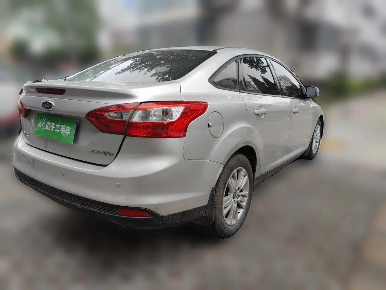 Ford Focus 2012 Sedan 1.6L Automatic Comfort Model — миниатюра 6