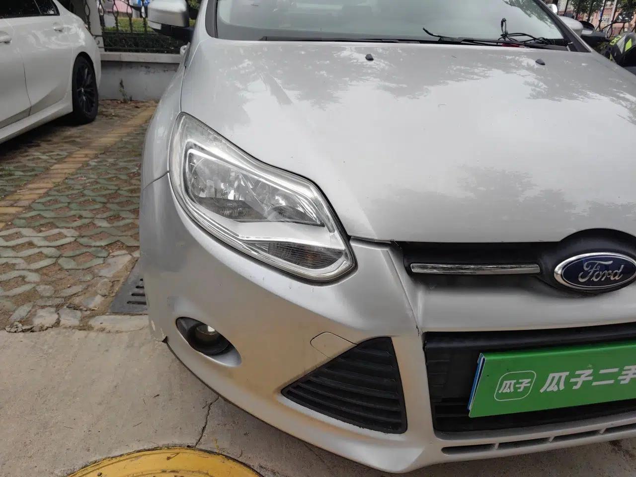 Ford Focus 2012 Sedan 1.6L Automatic Comfort Model — миниатюра 7