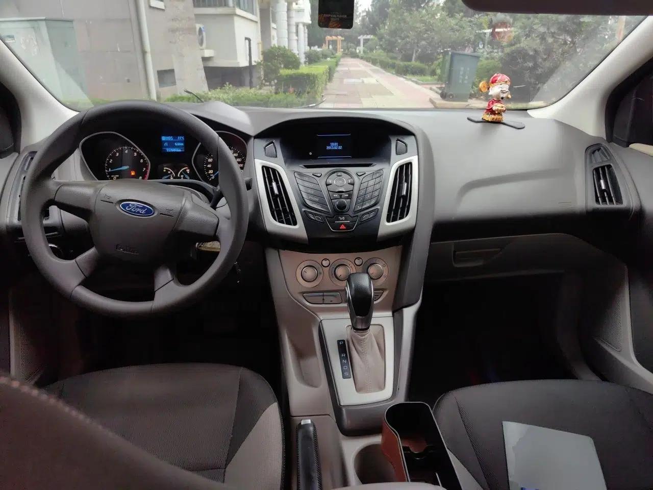 Ford Focus 2012 Sedan 1.6L Automatic Comfort Model — миниатюра 9