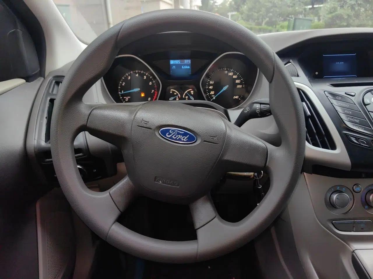 Ford Focus 2012 Sedan 1.6L Automatic Comfort Model — миниатюра 10