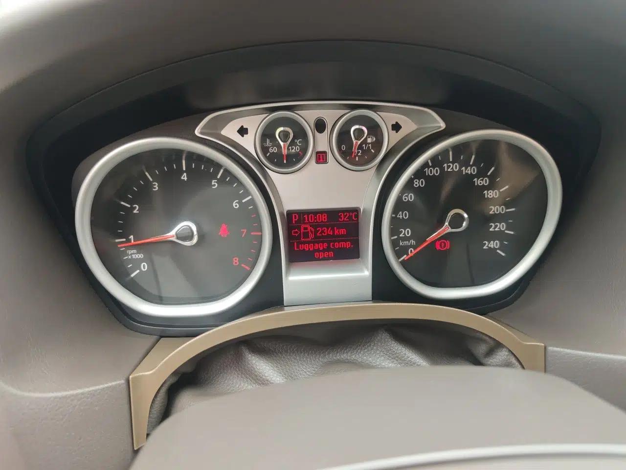 Ford Focus 2013 Sedan Classic 1.8L Automatic Base Model — миниатюра 11