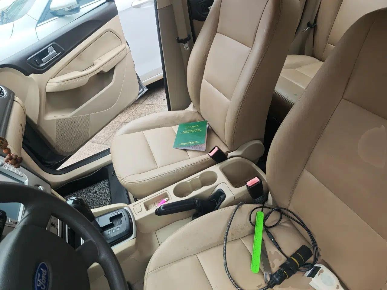 Ford Focus 2013 Sedan Classic 1.8L Automatic Base Model — миниатюра 15