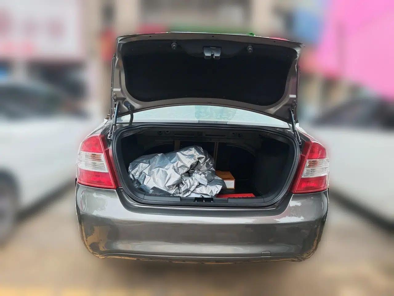 Ford Focus 2013 Sedan Classic 1.8L Automatic Base Model — миниатюра 19