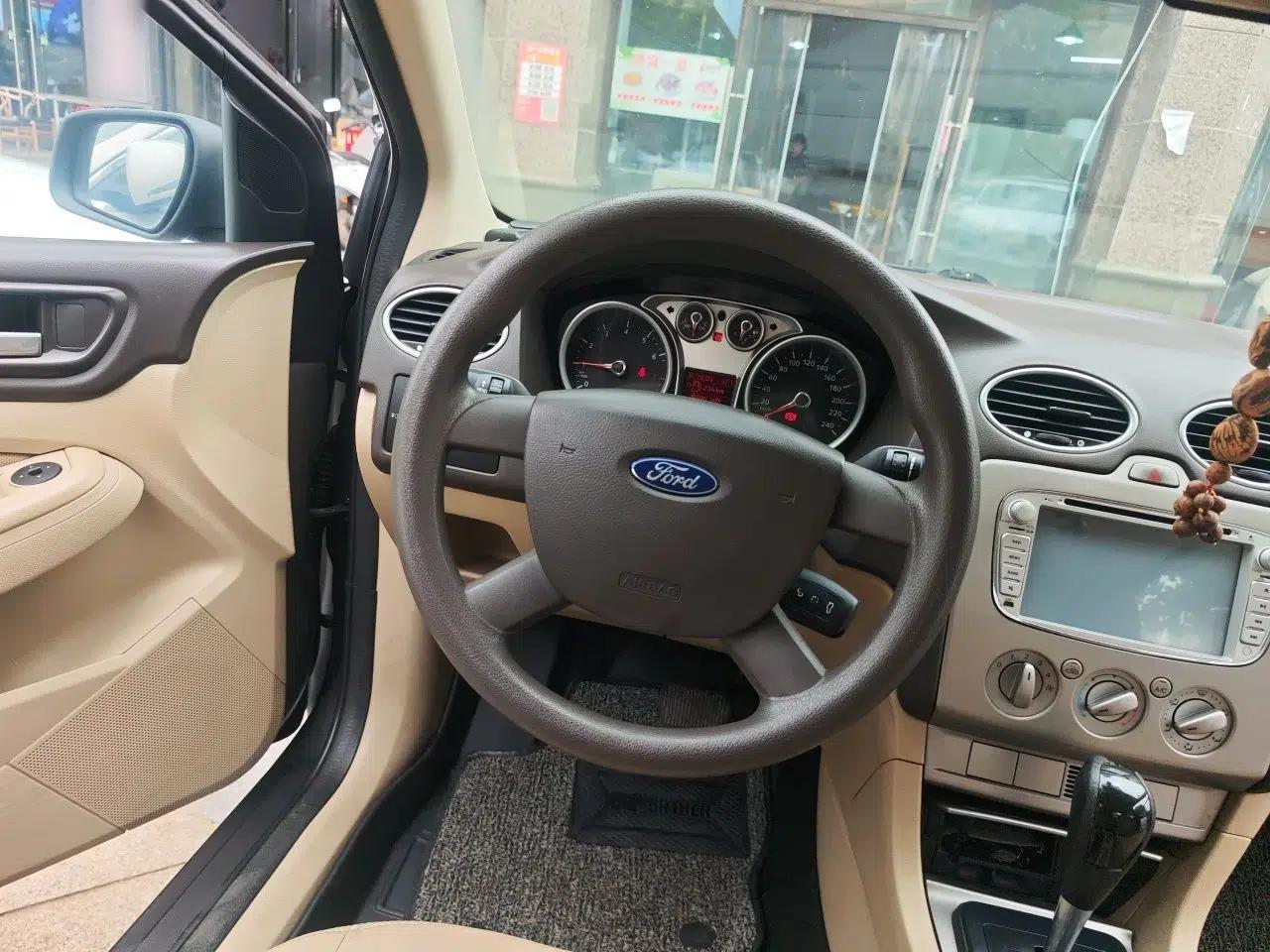 Ford Focus 2013 Sedan Classic 1.8L Automatic Base Model — миниатюра 10