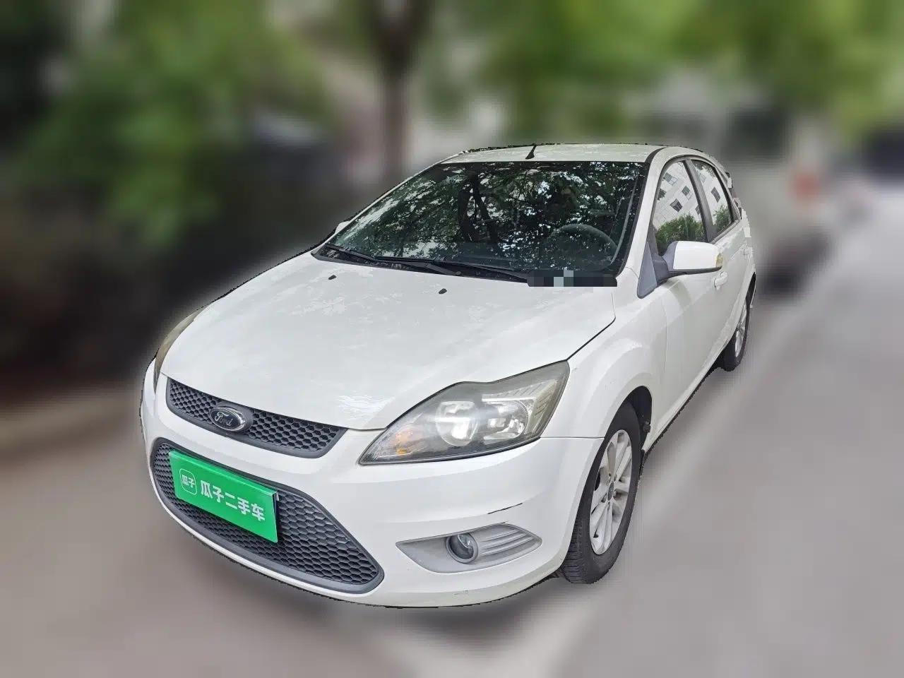 Ford Focus 2013 Hatchback Classic 1.8L Automatic Base Model — миниатюра 1
