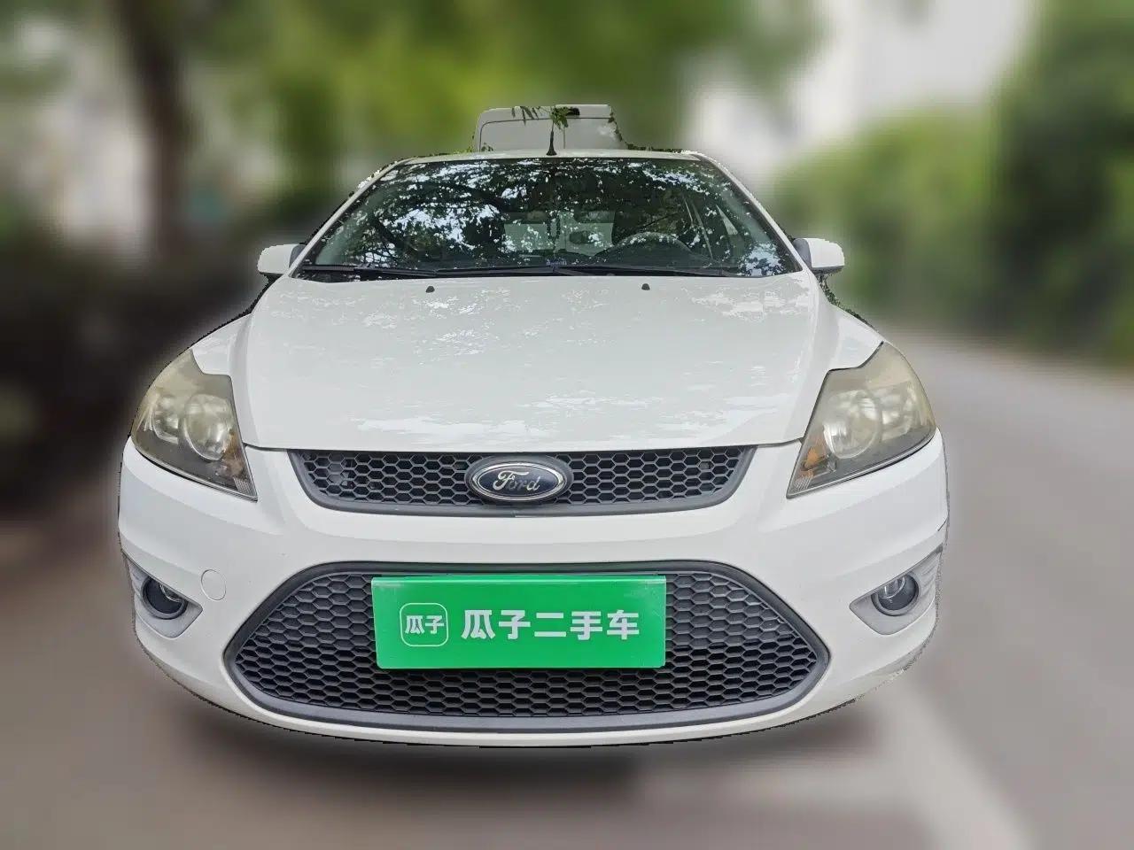 Ford Focus 2013 Hatchback Classic 1.8L Automatic Base Model — миниатюра 2