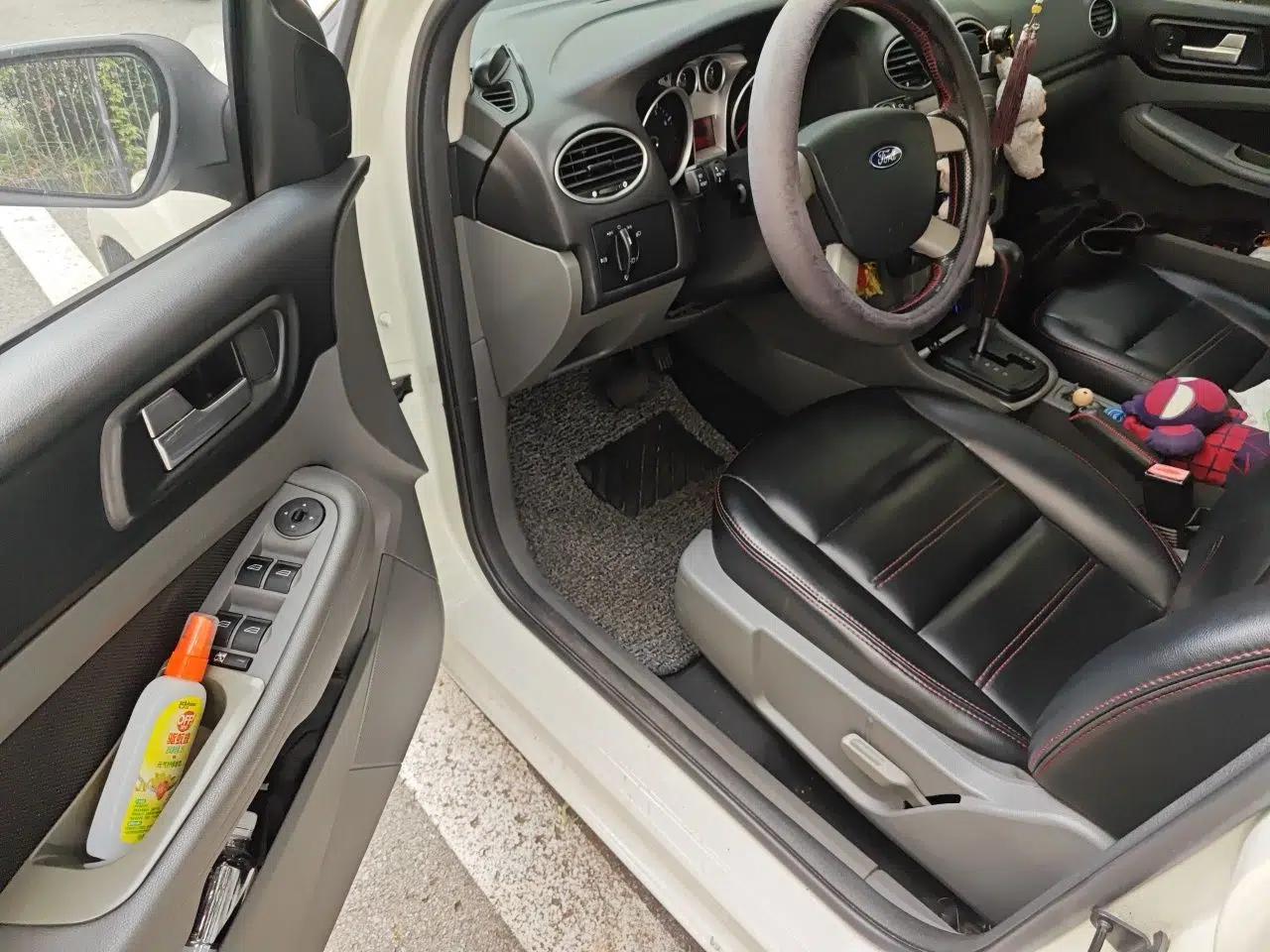 Ford Focus 2013 Hatchback Classic 1.8L Automatic Base Model — миниатюра 16