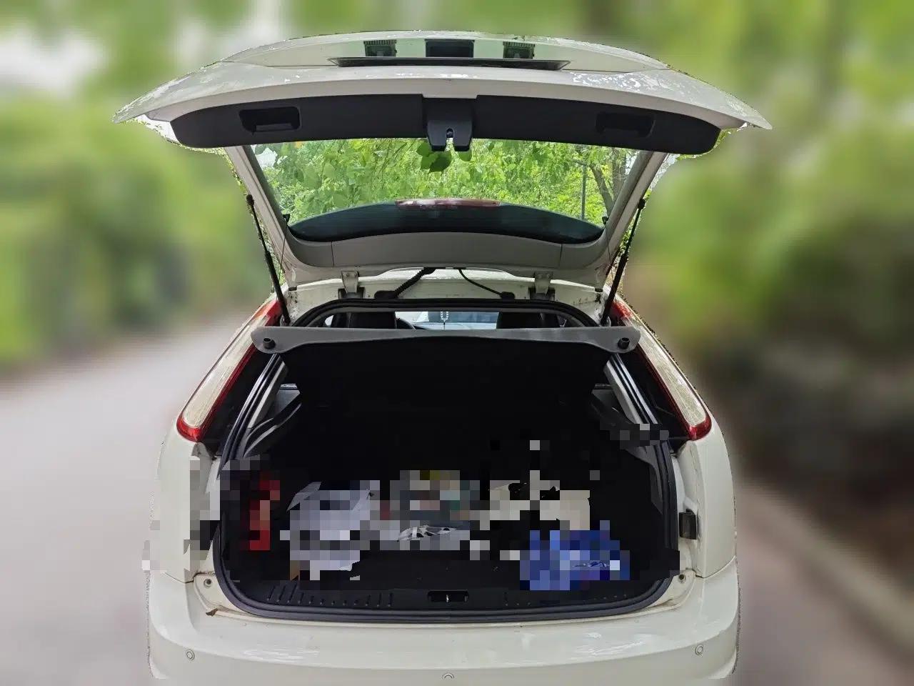 Ford Focus 2013 Hatchback Classic 1.8L Automatic Base Model — миниатюра 19